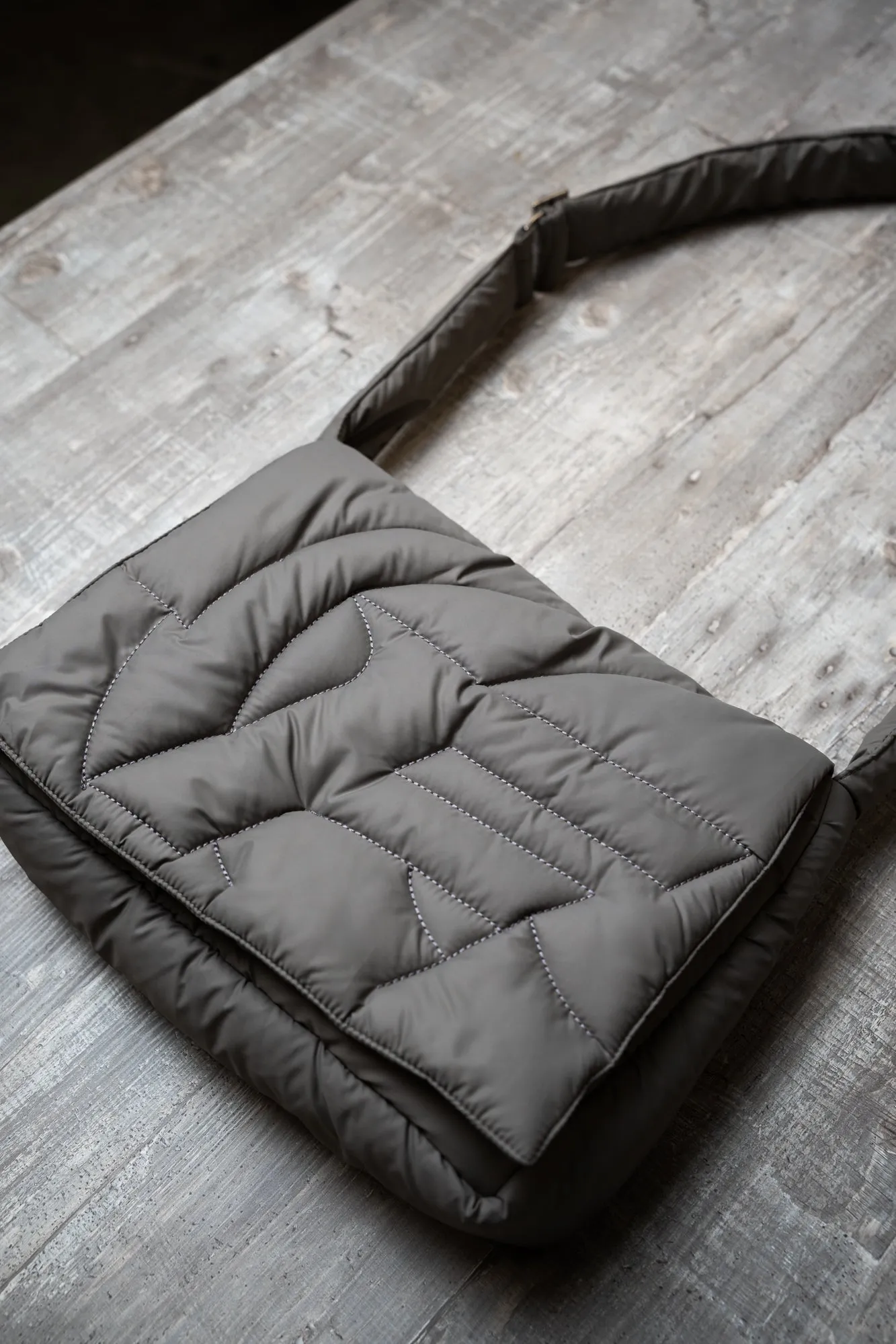 GREY PUFFER BAG
