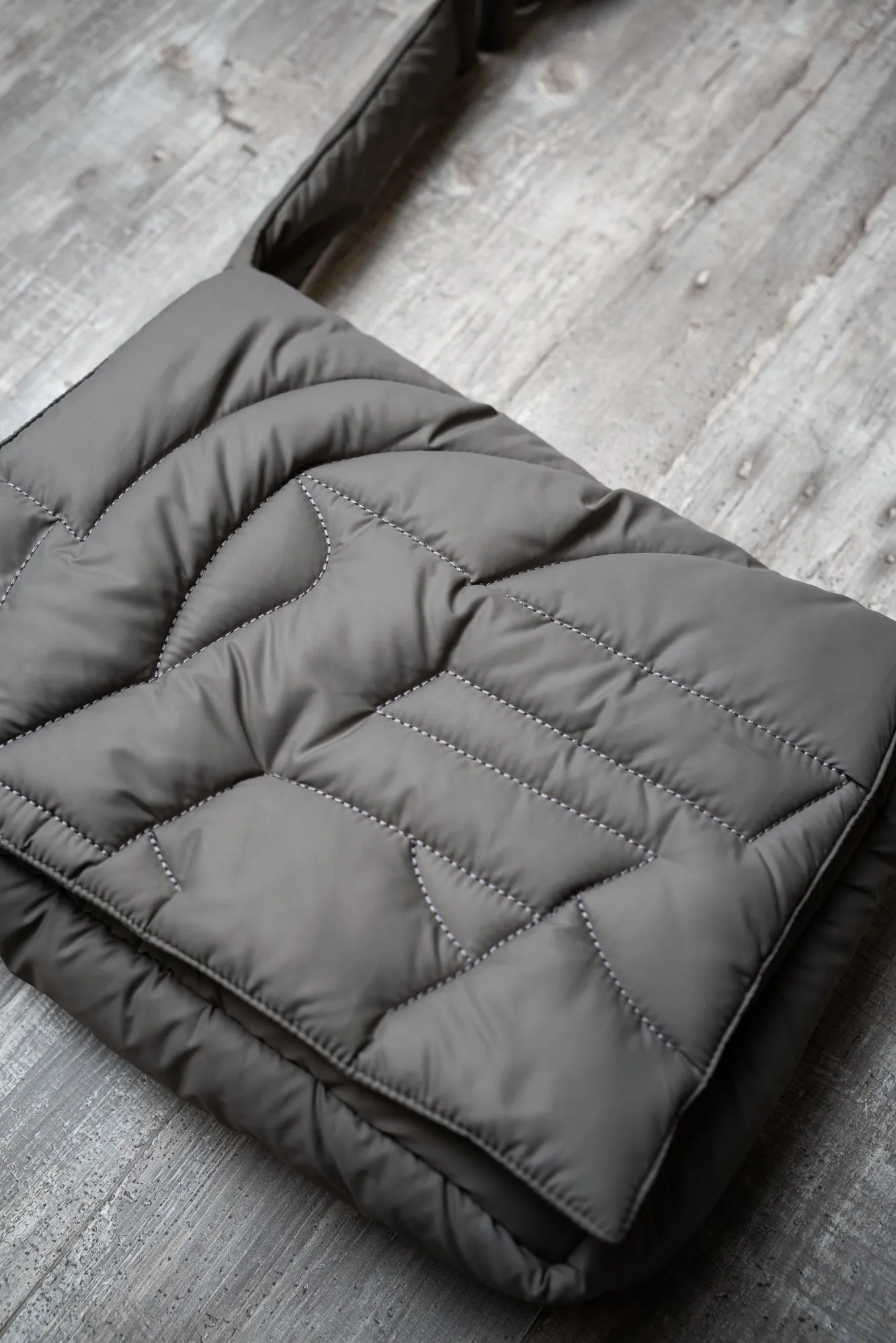 GREY PUFFER BAG